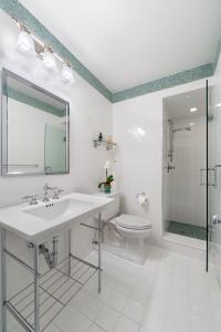 Litwak Residence_Bathroom_Birdland Green Little Satch_Dover  White                                